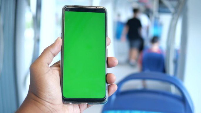 年轻人在地铁里用绿屏智能手机