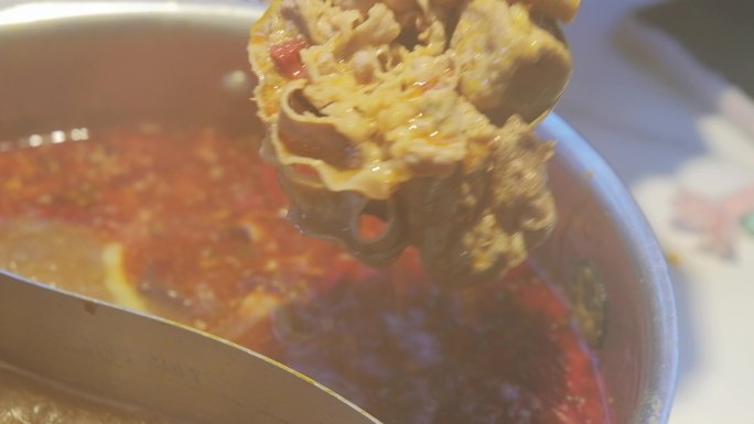 吃火锅肥牛嫩牛肉涮火锅沸腾的火锅锅底