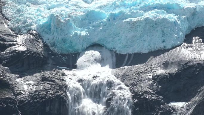 冰川融化。自然之美。天气和气候变化。全球变暖和环境问题。变暖的气温使冰川逐渐融化