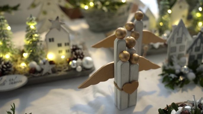 天使是家庭和保护者的象征。用于家庭装饰和降临节装饰的圣诞小雕像