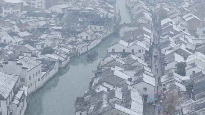 航拍苏州姑苏山塘街冬天大雪，唯美雪景飘雪