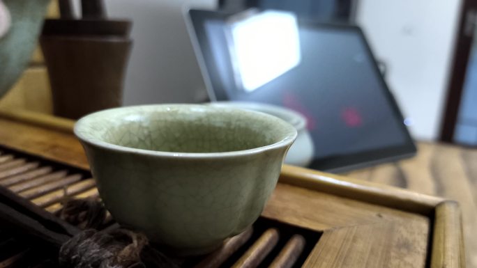 汝瓷茶杯视角 喝茶用平板电脑看电影
