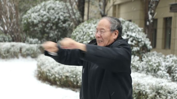 下雪天锻炼身体的老年人