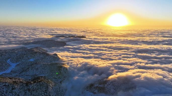 金佛山大气磅礴的雪山日出云海