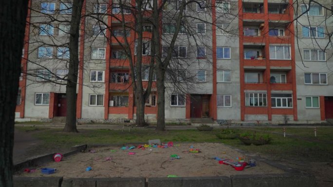 后共产主义住宅区的儿童游乐场和玩具被遗弃