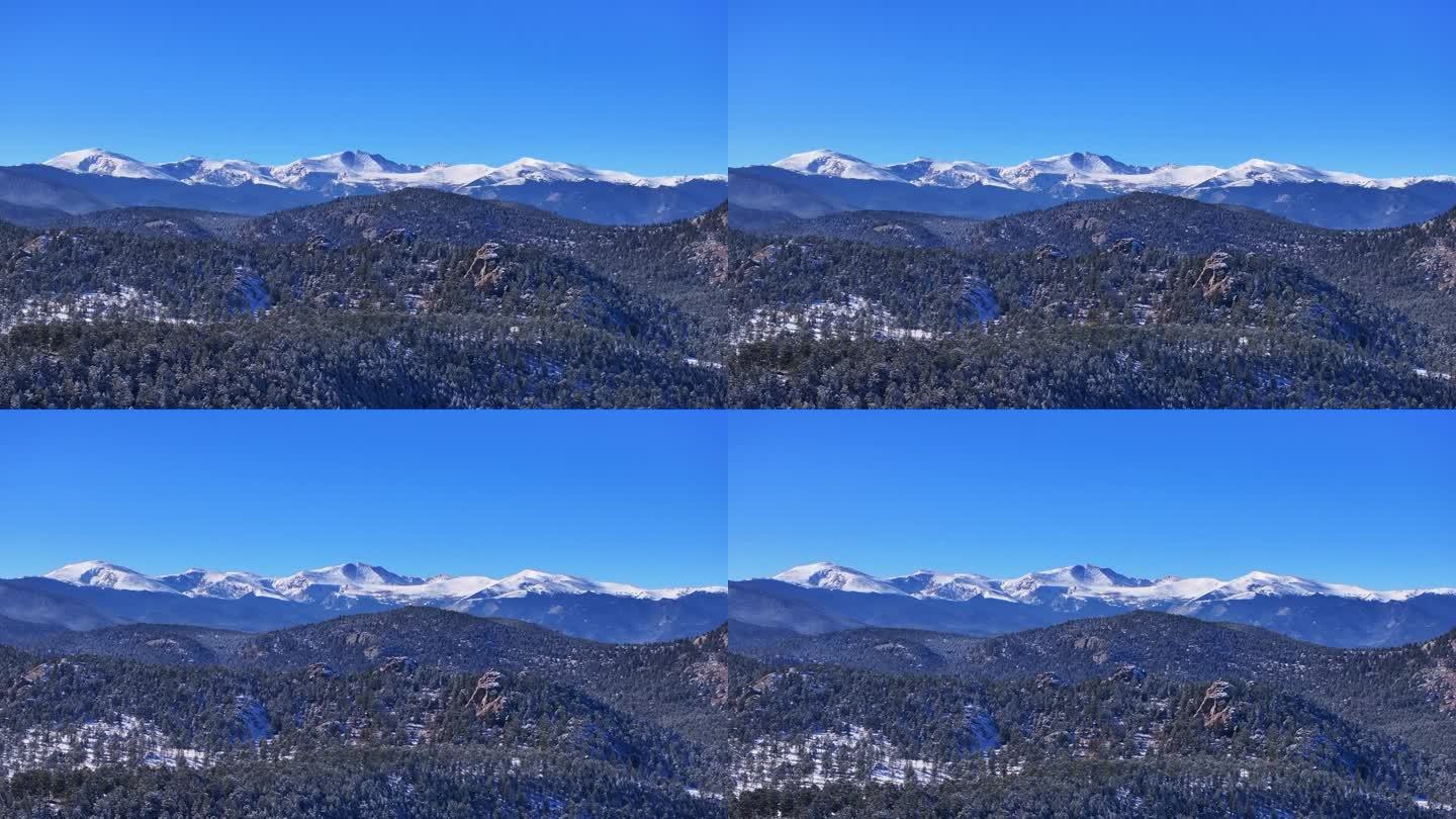 圣诞第一场雪常绿三姐妹前Range丹佛山蓝天埃文斯航拍电影无人机清脆寒冷的早晨美丽的蓝天霜松树向上运