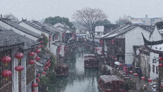 航拍苏州姑苏山塘街冬天大雪，唯美雪景飘雪