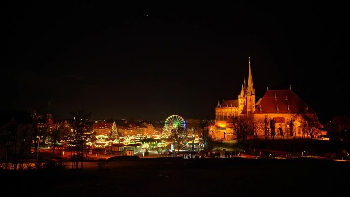 夜晚，德国图林根州埃尔福特的圣诞市场灯火通明