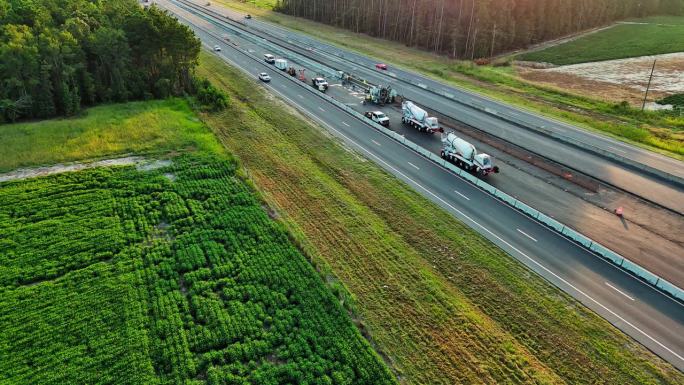 北卡罗来纳州高速公路正在进行道路施工。农田线拓宽了道路。航空镜头与静态相机运动