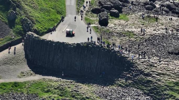 北爱尔兰安特里姆北部海岸巨人堤道大西洋的航拍视频
