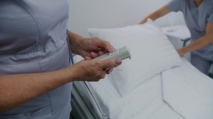 护士使用升降遥控器调整病房智能床