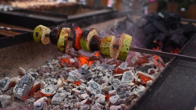 蔬菜，西葫芦，辣椒，西红柿是油炸的，串在烤架上烤。