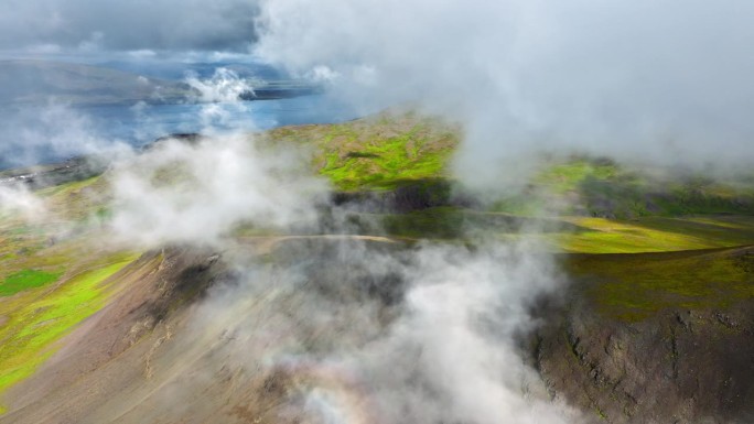 云层在青山山脉鸟瞰图