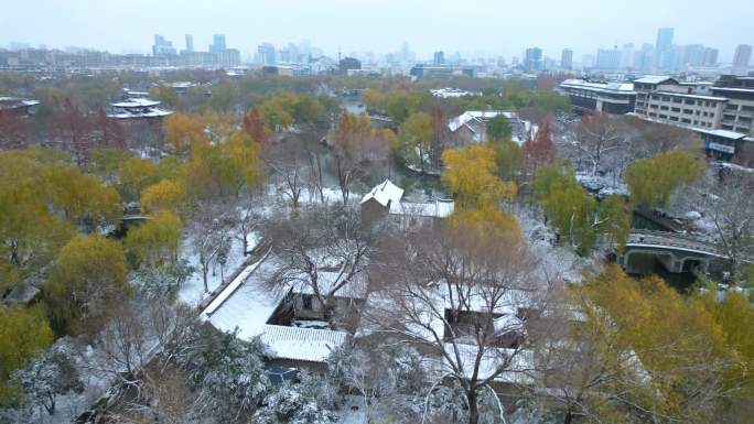 航拍大雪后的济南大明湖和超然楼