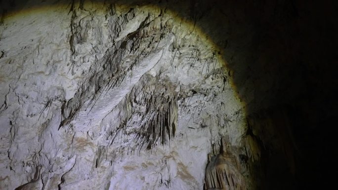 翡翠石窟的室内就在阿马尔菲外面，是阿马尔菲海岸的自然亮点之一，融合了令人眼花缭乱的美丽和历史传说。