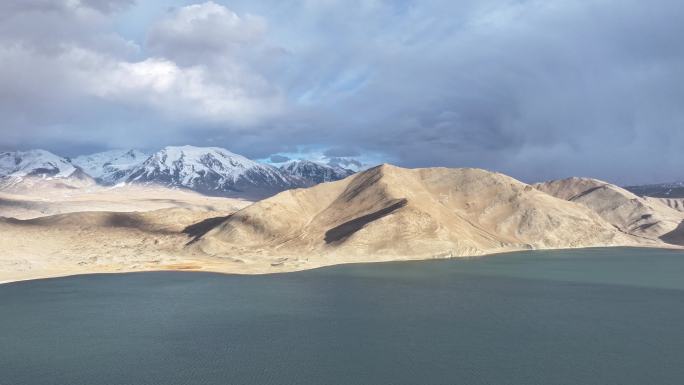 新疆帕米尔高原白沙山和白沙湖