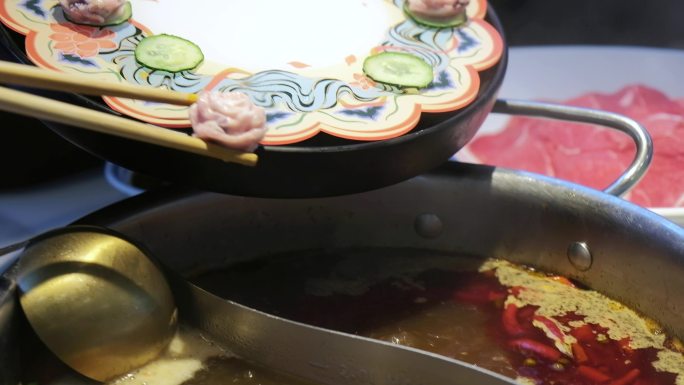 吃火锅涮锅下菜沸腾的锅底肉丸