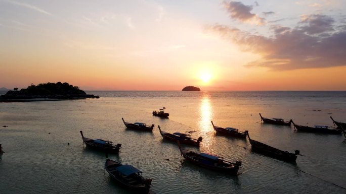 鸟瞰图的海洋和轮廓渔船在日出，利比岛，沙卡通，泰国