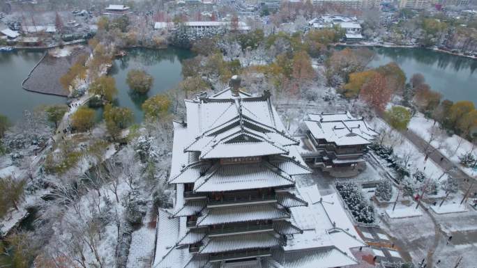 航拍大雪后的济南大明湖