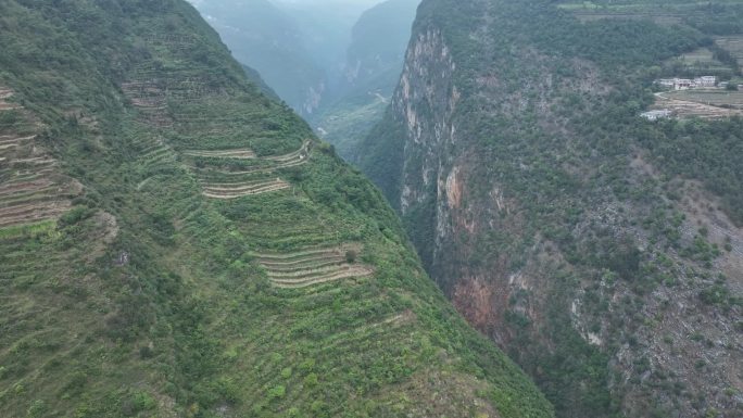 大山大河梯田人家村庄云雾缭绕高山峡谷河流