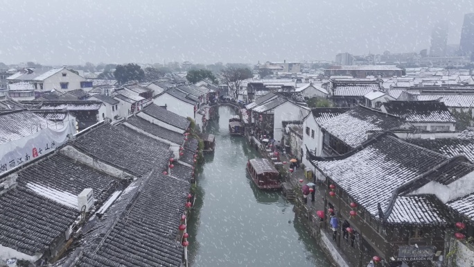 航拍苏州姑苏山塘街冬天大雪，唯美雪景飘雪