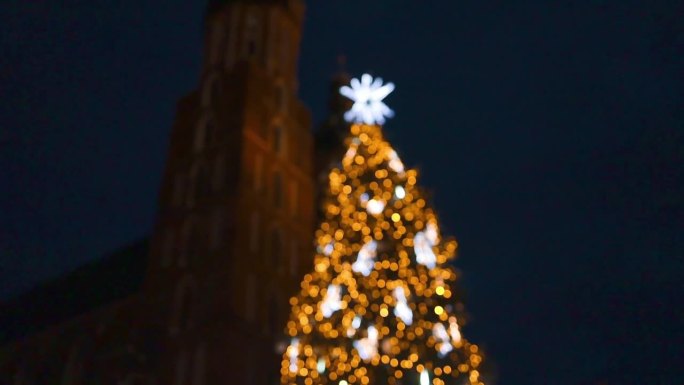 时尚的圣诞金饰和圣诞树。波兰克拉科夫的主广场和布衣厅在冬季的圣诞集市上装饰着圣诞树。