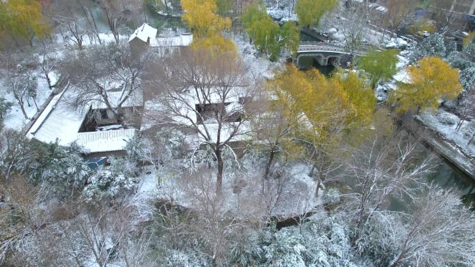 航拍大雪后的济南大明湖和超然楼