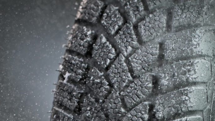 轮胎样品上雨水的超级慢动作