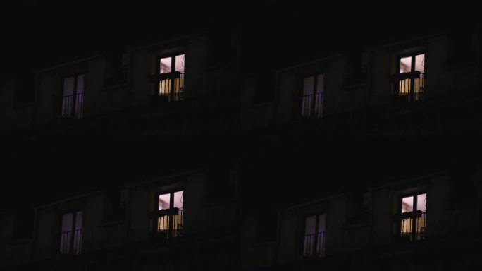 公寓里的灯在半夜亮着