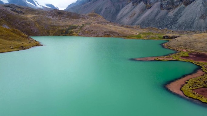 空中无人机观看徒步7个湖泊的奥桑盖特库斯科，秘鲁多云的一天绿色的水山4k
