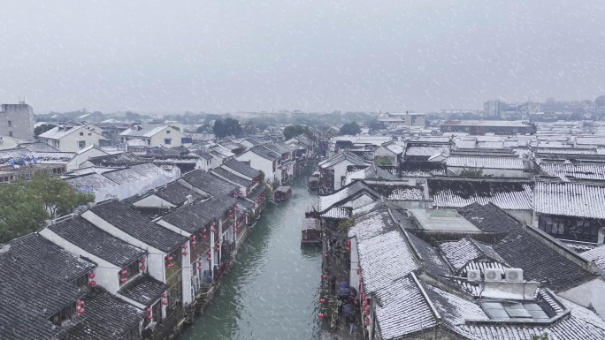 航拍苏州姑苏山塘街冬天大雪，唯美雪景飘雪