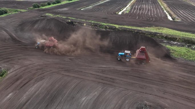 泥炭采收利用采收拖拉机采集提取泥炭。