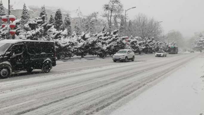 下雪的城市道路冬天冬至红灯笼新年新气象