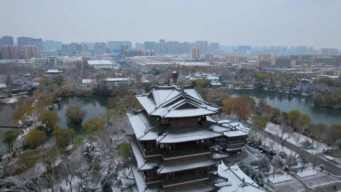 航拍大雪后的济南大明湖