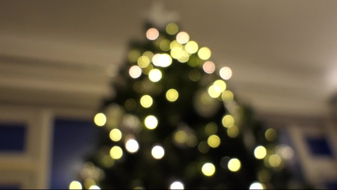 圣诞树上的装饰品散焦，小玩意散焦模糊