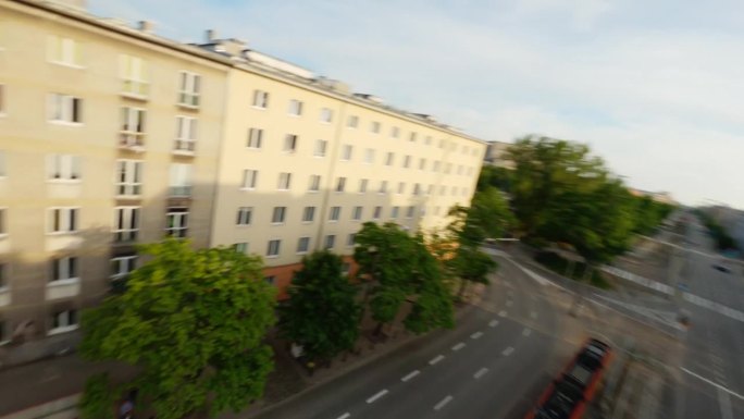 无人机在现代城市华沙繁忙的街道上飞行。公寓建筑的现代建筑