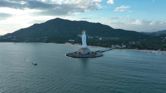 航拍的观音雕像在海边的南山寺，中国海南岛