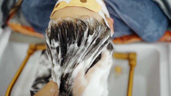 美容院洗头的女人 视频素材