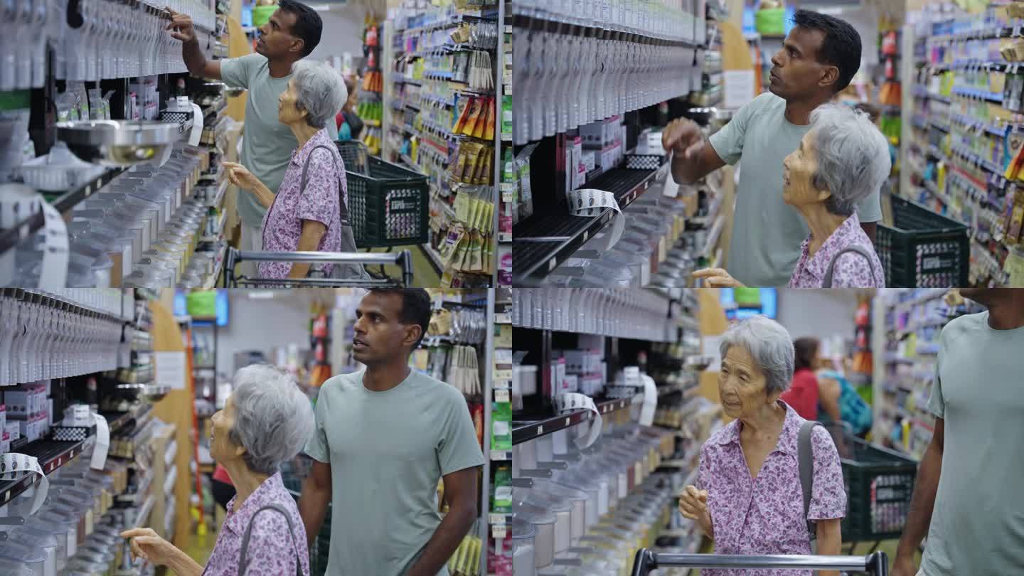 一位老妇人在家庭看护的帮助下购物
