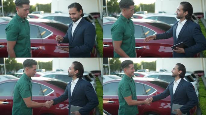 汽车推销员在经销商处与顾客握手