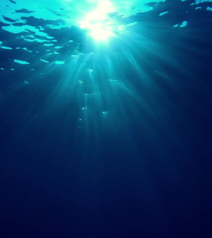 太阳光透过海浪穿透水下进入蓝色的海水