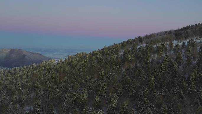 航拍傍晚的北大湖滑雪场雾凇森林雪道风光