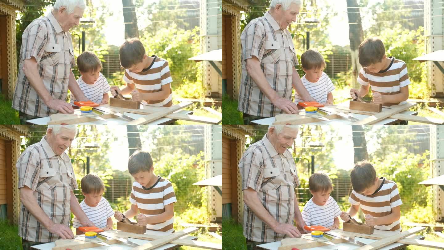 一位白发苍苍的老人在户外教孩子们做木工活。