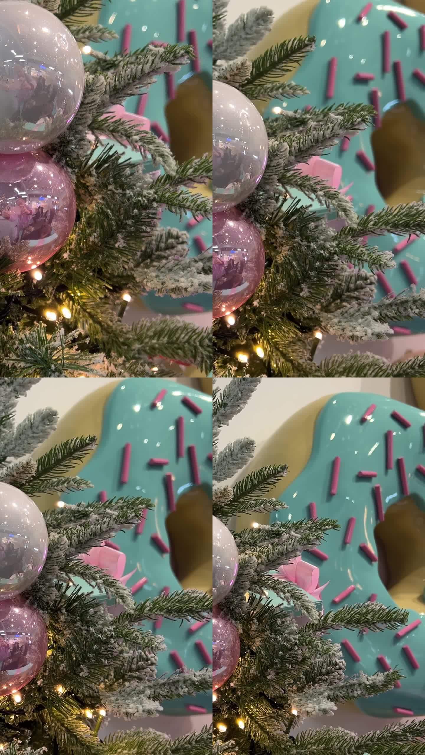 圣诞树里有蓝色和白色的玩具，圣诞贺卡里有白色和蓝色的粉色装饰