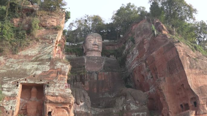 游船赏乐山大佛风光