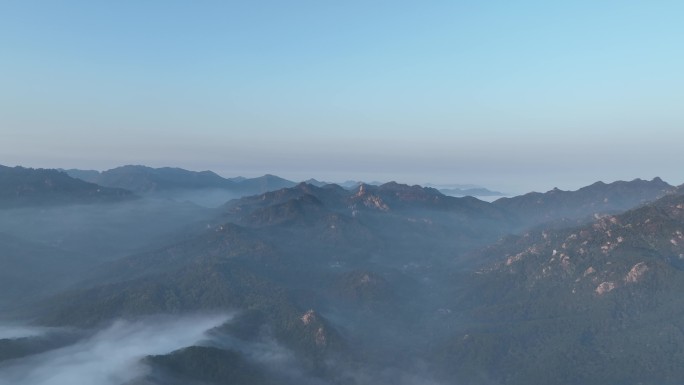 航拍晨雾迷漫的大山