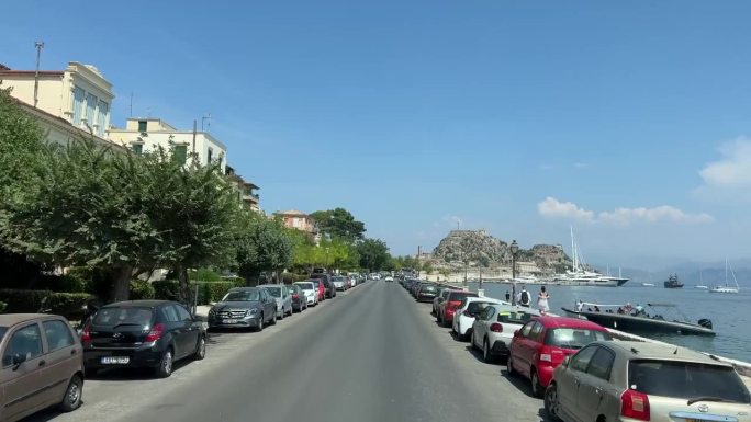 漫步科孚岛的汽车路过的人走不认识的人生活在城市旅游景点希腊
