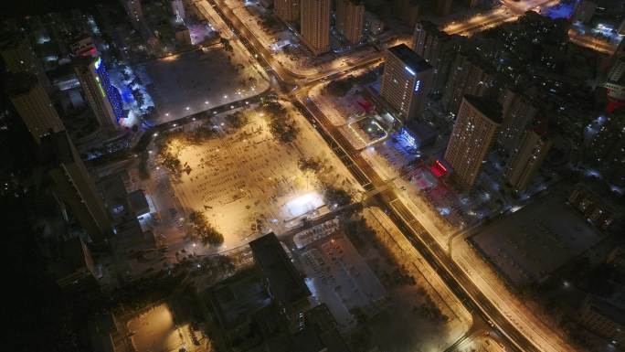 航拍俯瞰威海市高新区高新广场雪后夜景灯光