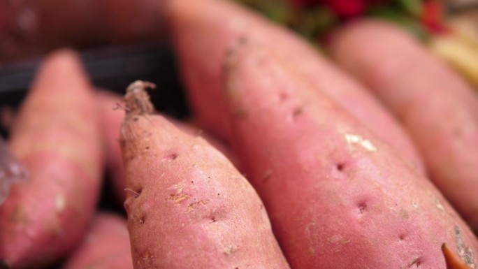 马泰拉巴西利卡塔当地市场里篮子里的红薯