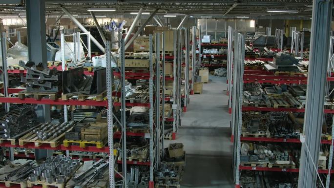 机械生产厂仓库的机架和维修零件